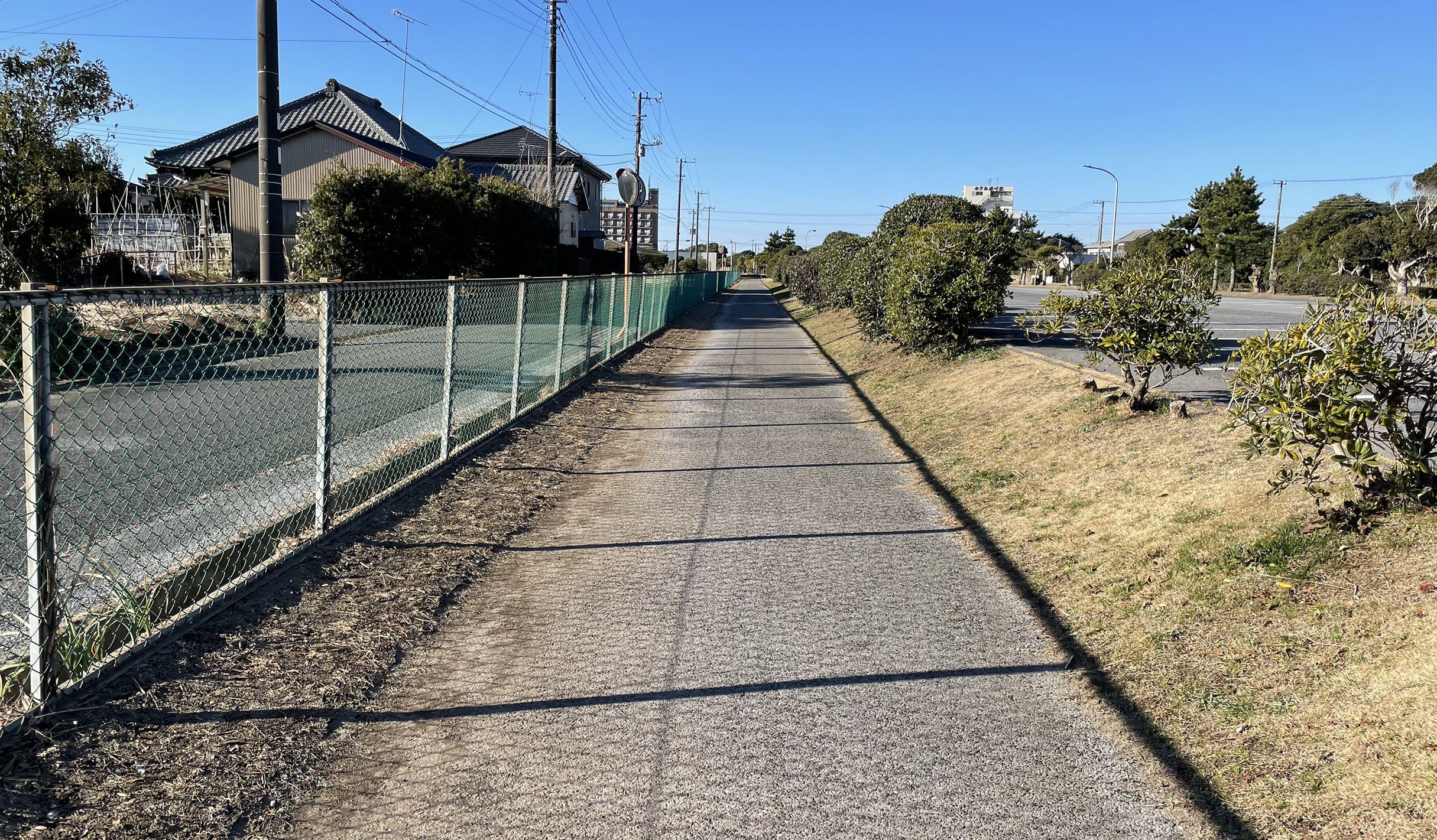 神聖かまってちゃん聖地巡礼駐車場横の道の写真