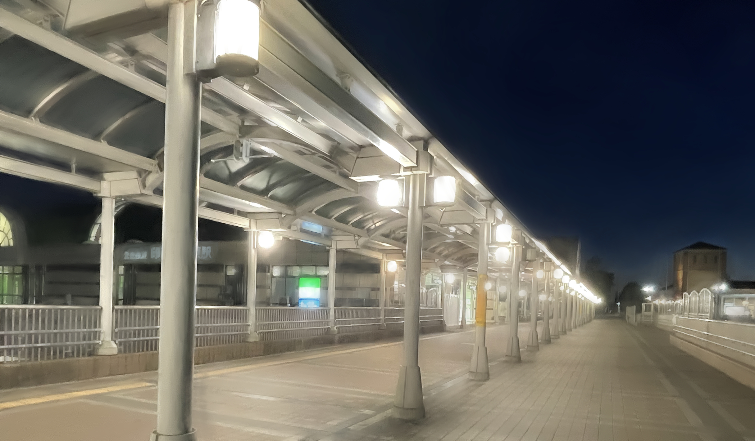 神聖かまってちゃん聖地巡礼、夜の街灯と駅の画像