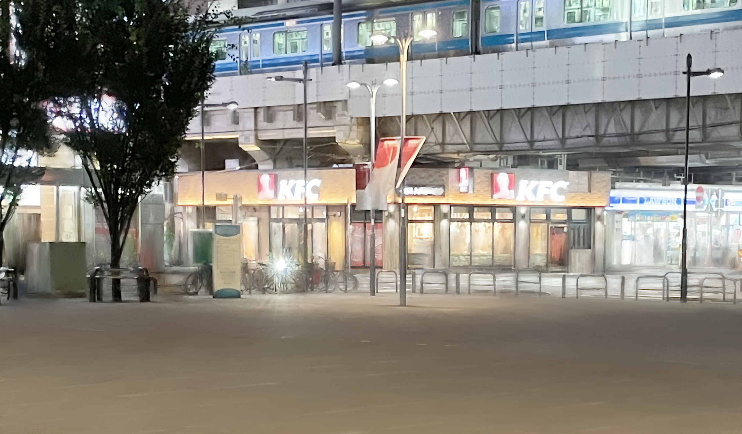 神聖かまってちゃん聖地巡礼、電車と駅前広場の画像