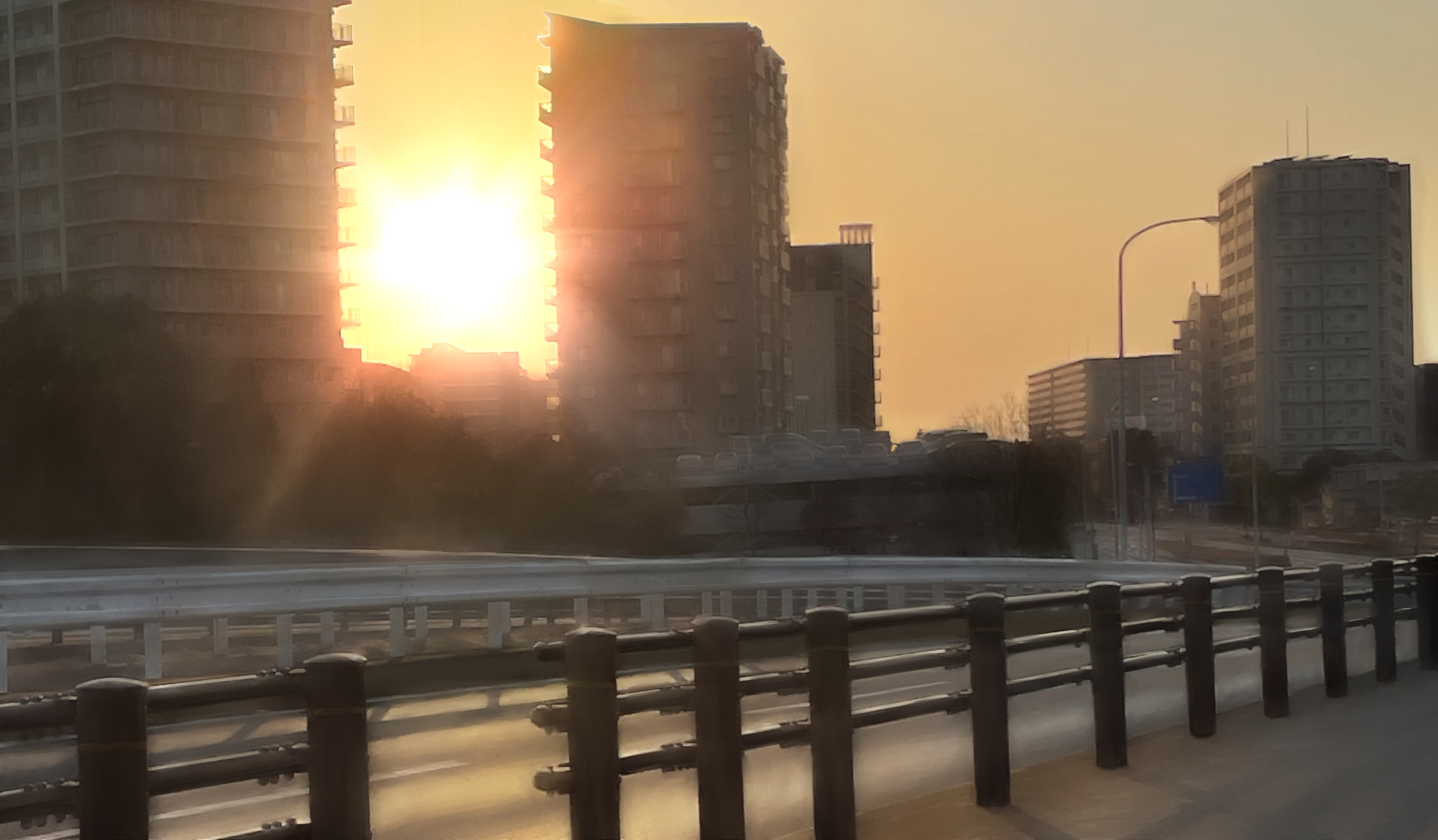 神聖かまってちゃん聖地巡礼、夕日とビルの画像